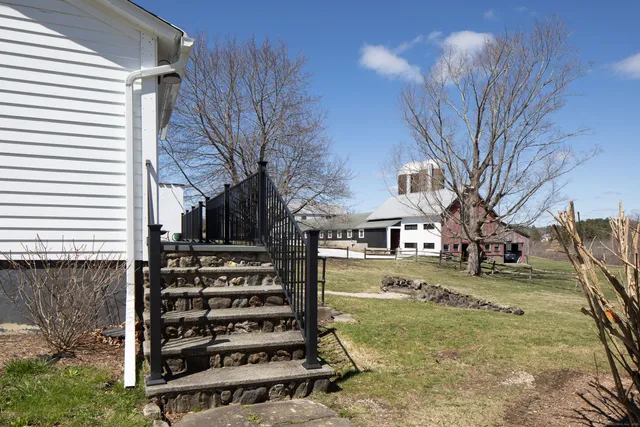 a view of a yard with a house