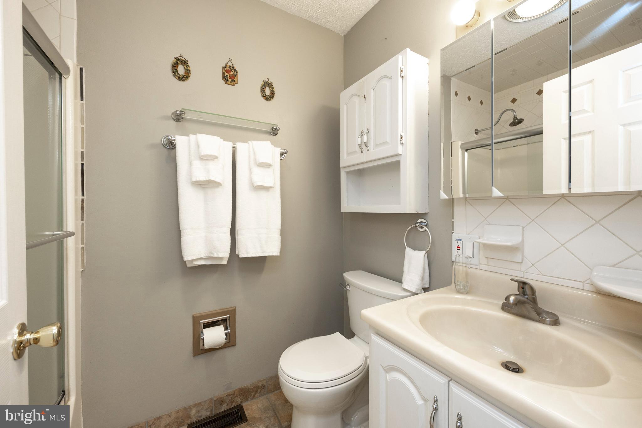 184 Monacy Road Coatesville, PA 19320 - Photo 25 of 51 Hall bathroom