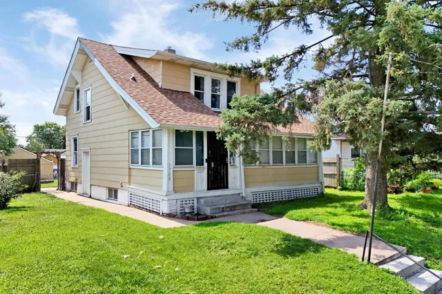 $277,000 | 1708 Minnehaha Avenue East, St. Paul, MN 55106