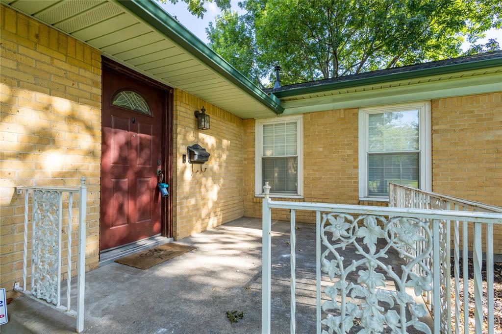 6165 Ravendale Lane Dallas, TX 75214 - Photo 2 of 40 a view of a house with a door and wooden floor