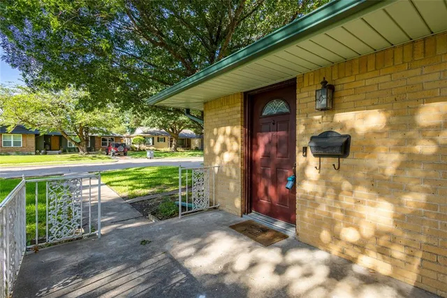 a view of a house with backyard and porch