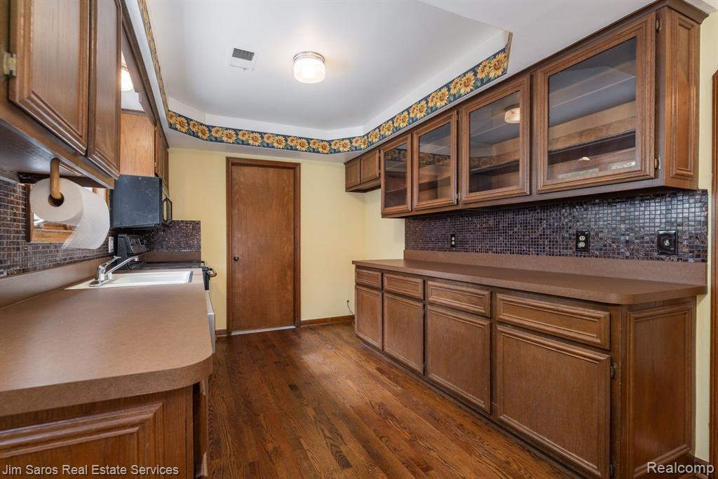 1769 Hampton Road Grosse Pointe Woods, MI 48236 - Photo 14 of 27