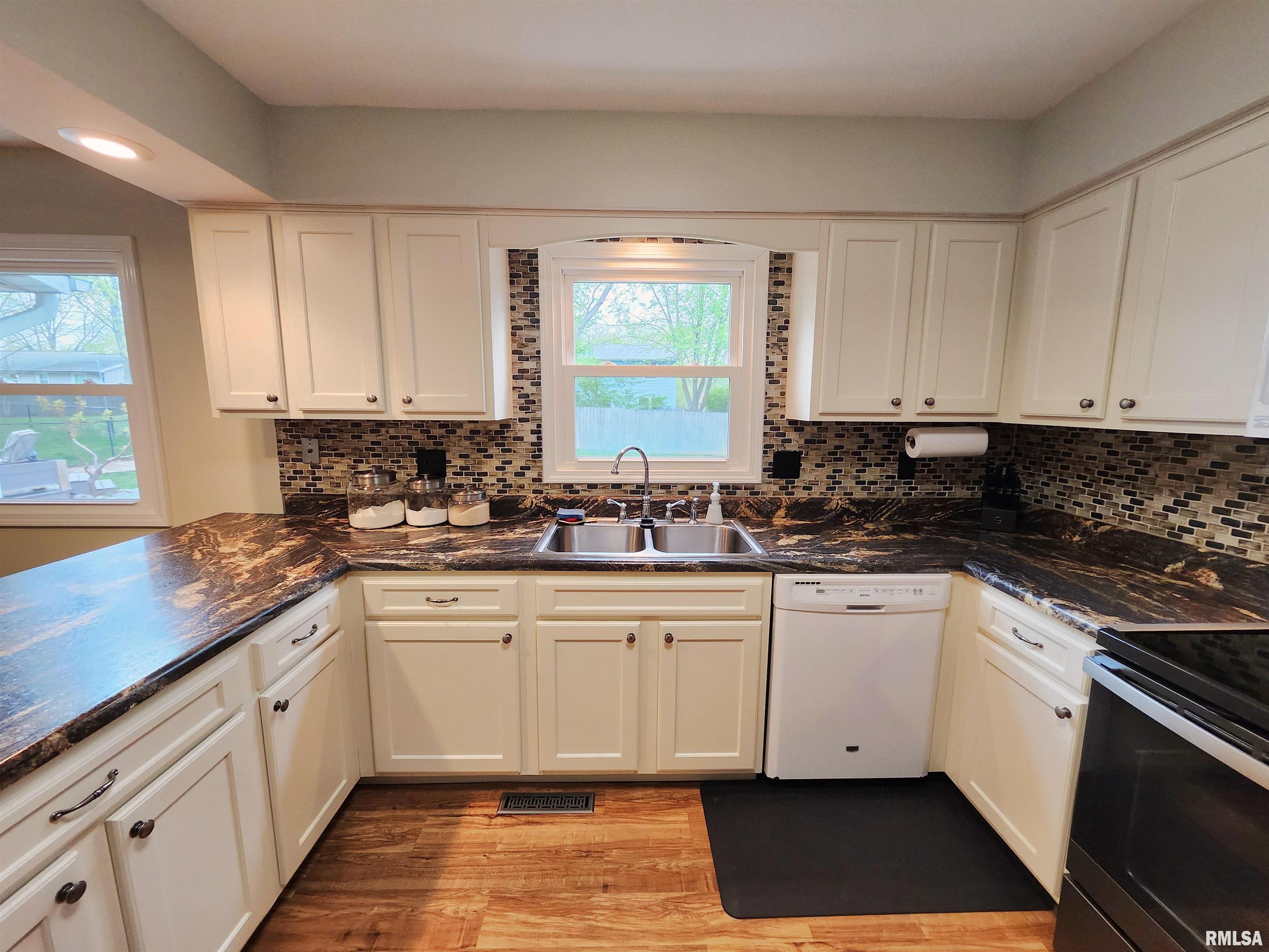1413 West Queens Court Road Peoria, IL 61614 - Photo 27 of 49 Gallery Image 27