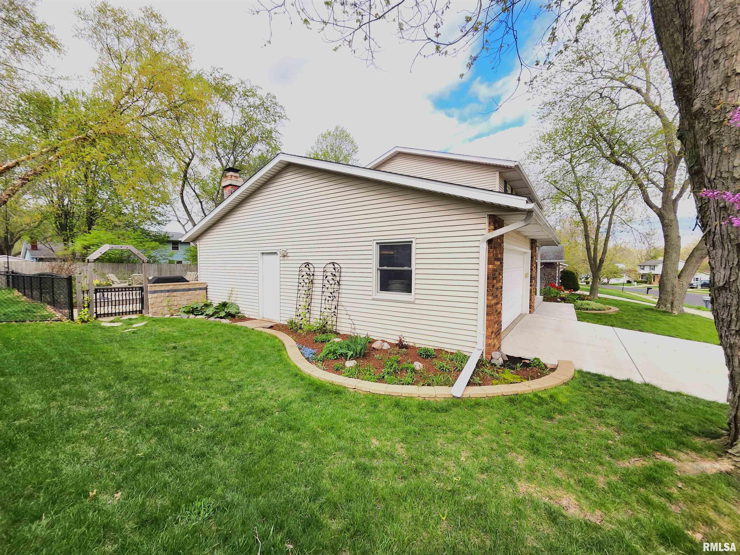1413 West Queens Court Road Peoria, IL 61614 - Photo 8 of 49 Gallery Image 8