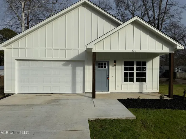 $197,900 | 225 Southeast 7th Avenue, Magee, MS 39111