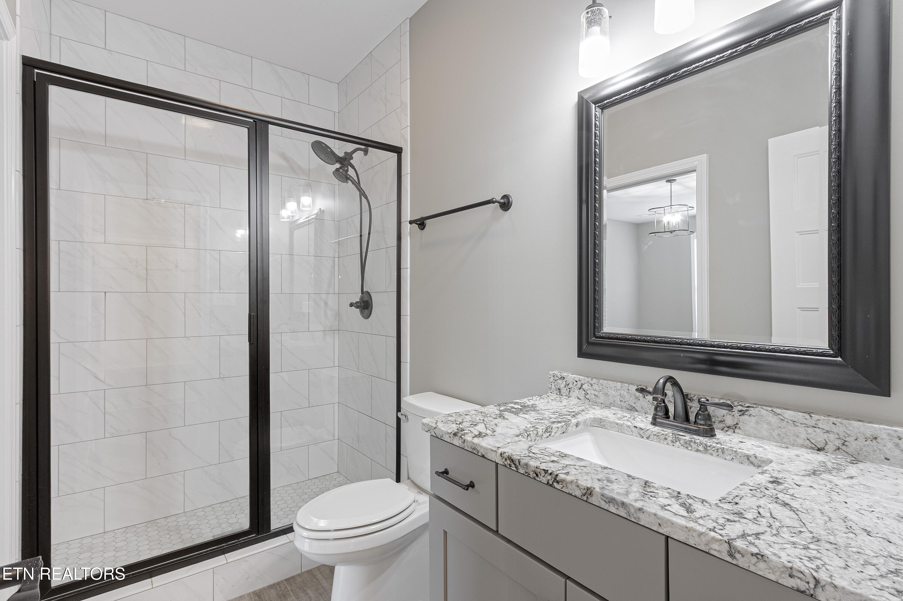 2016 Highlands Ridge Lane Knoxville, TN 37932 - Photo 22 of 40 Main level guest bathroom