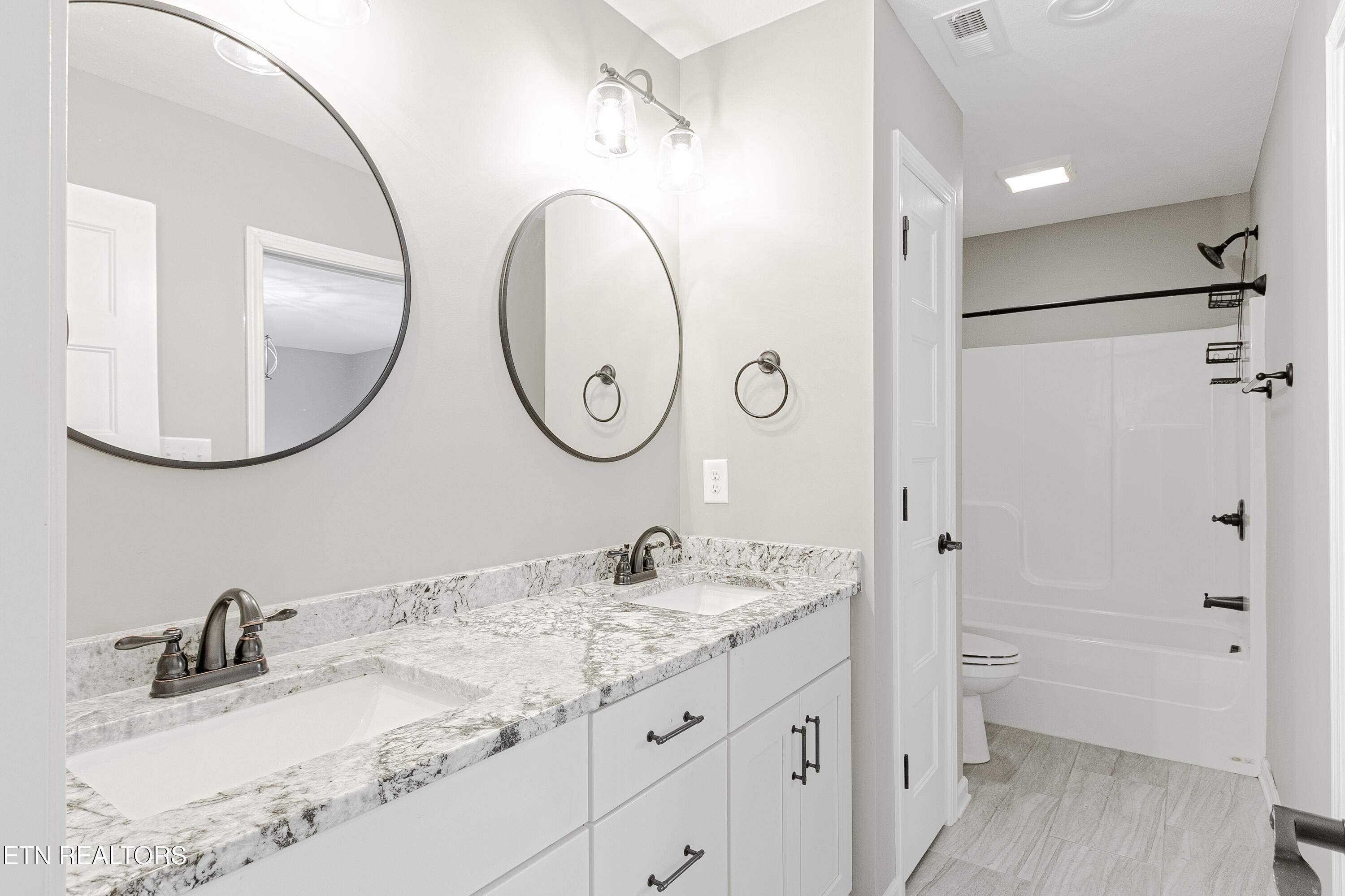 2016 Highlands Ridge Lane Knoxville, TN 37932 - Photo 33 of 40 Bathroom 3