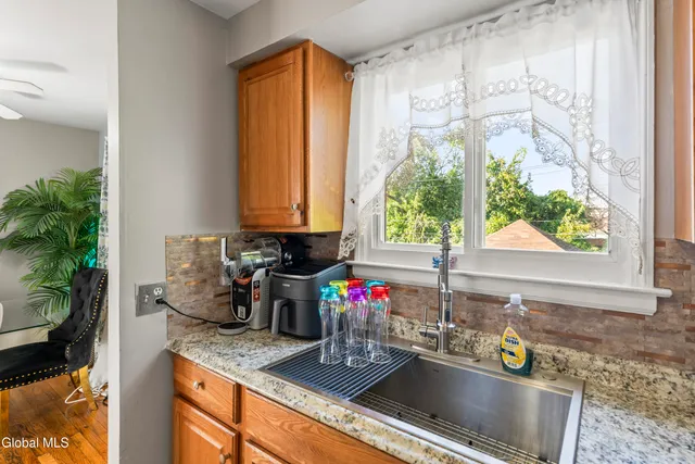 $1,550 | 321 Hackett Boulevard, Unit 2, Albany, NY 12208