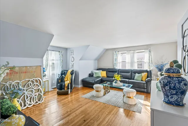 $1,550 | 321 Hackett Boulevard, Unit 2, Albany, NY 12208