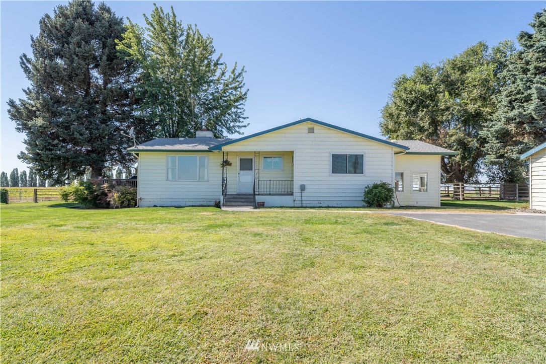 512 Rd P Northeast Moses Lake, WA 98837 - Photo 1 of 39 a front view of a house with a garden