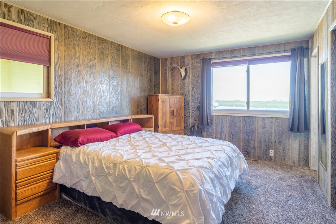 512 Rd P Northeast Moses Lake, WA 98837 - Photo 12 of 39 a bedroom with a bed and a window