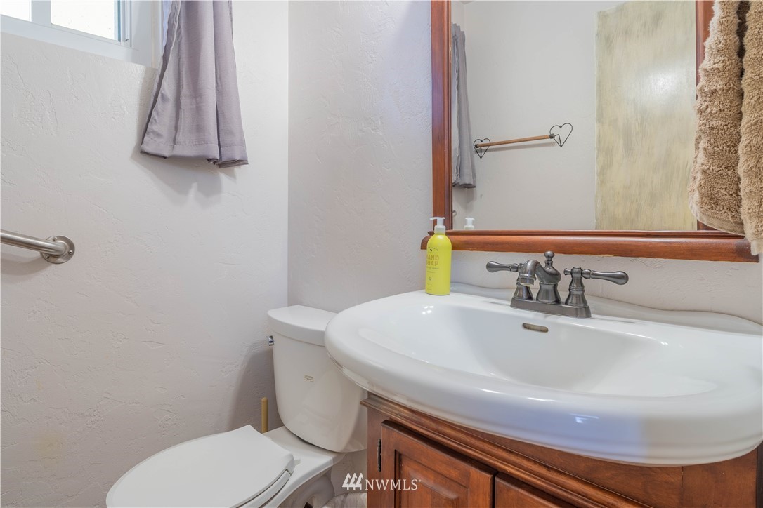 512 Rd P Northeast Moses Lake, WA 98837 - Photo 14 of 39 a bathroom with a sink and a toilet