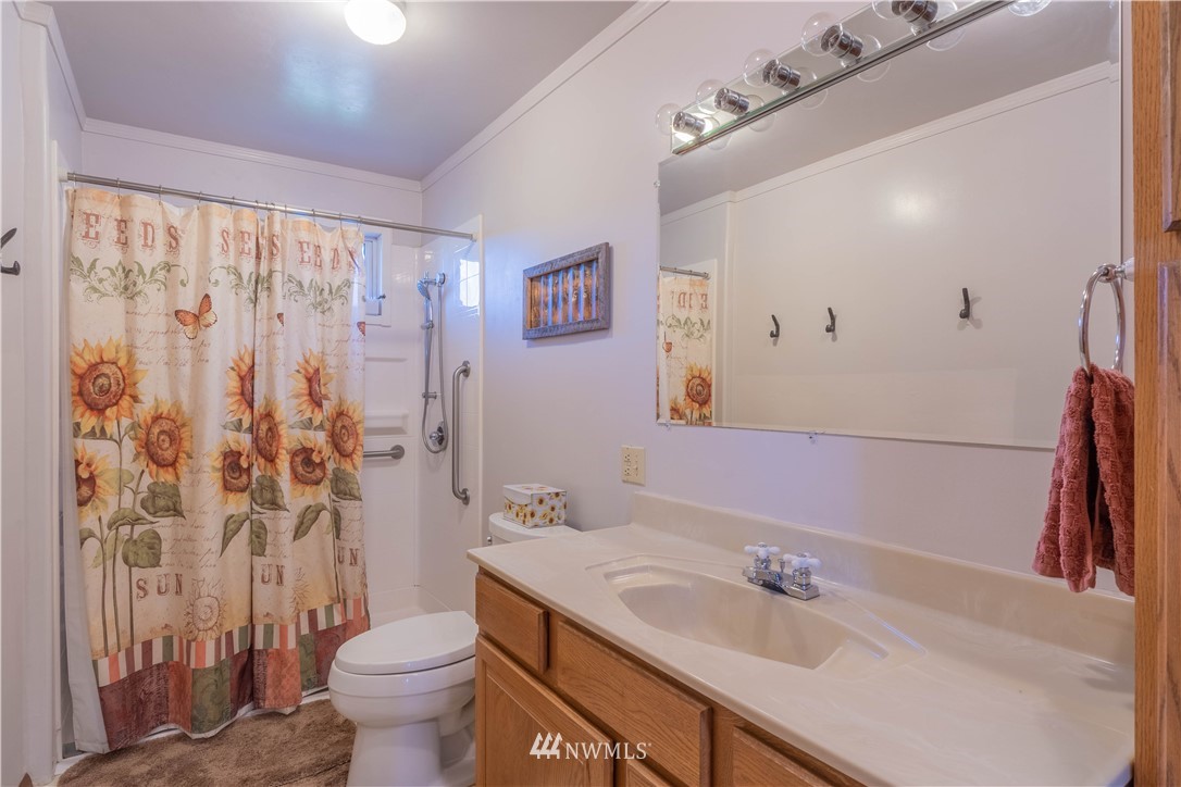 512 Rd P Northeast Moses Lake, WA 98837 - Photo 18 of 39 a bathroom with a sink toilet and shower