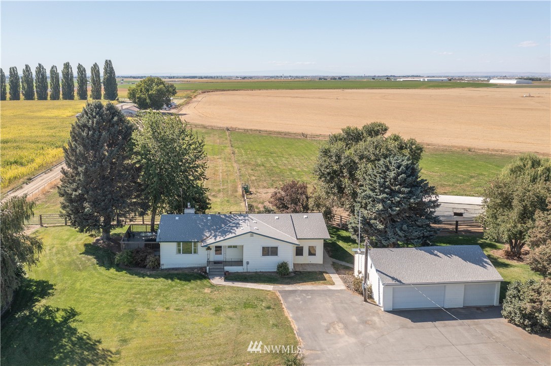 512 Rd P Northeast Moses Lake, WA 98837 - Photo 25 of 39 a view of a house with a ocean view