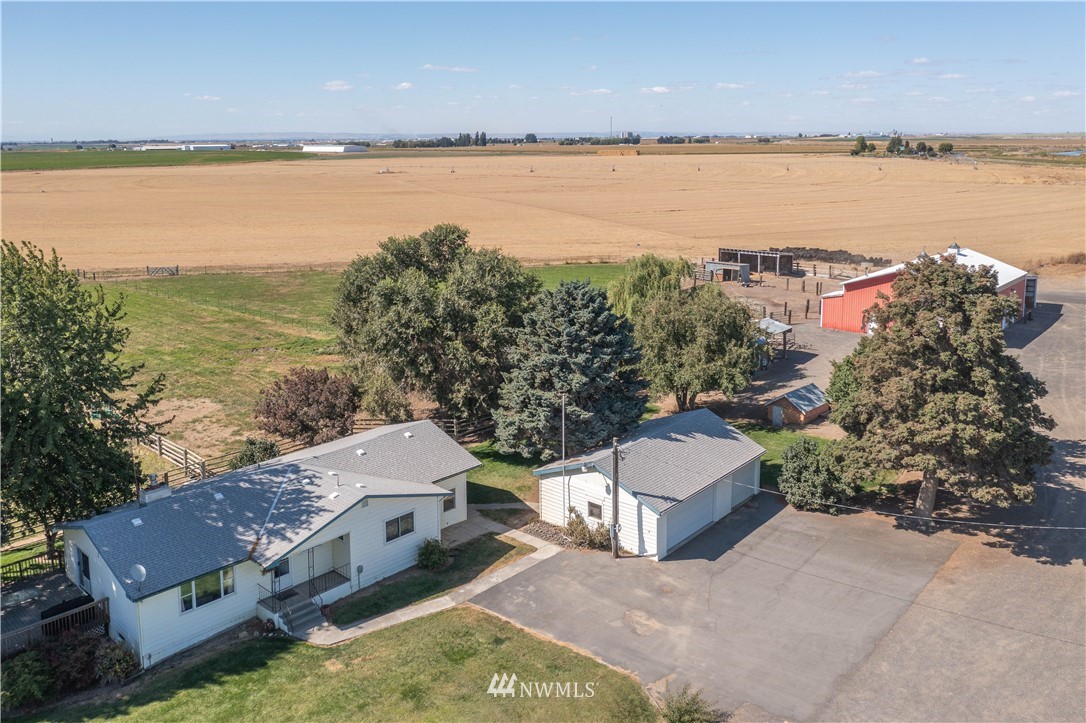 512 Rd P Northeast Moses Lake, WA 98837 - Photo 26 of 39 a view of a city and ocean view