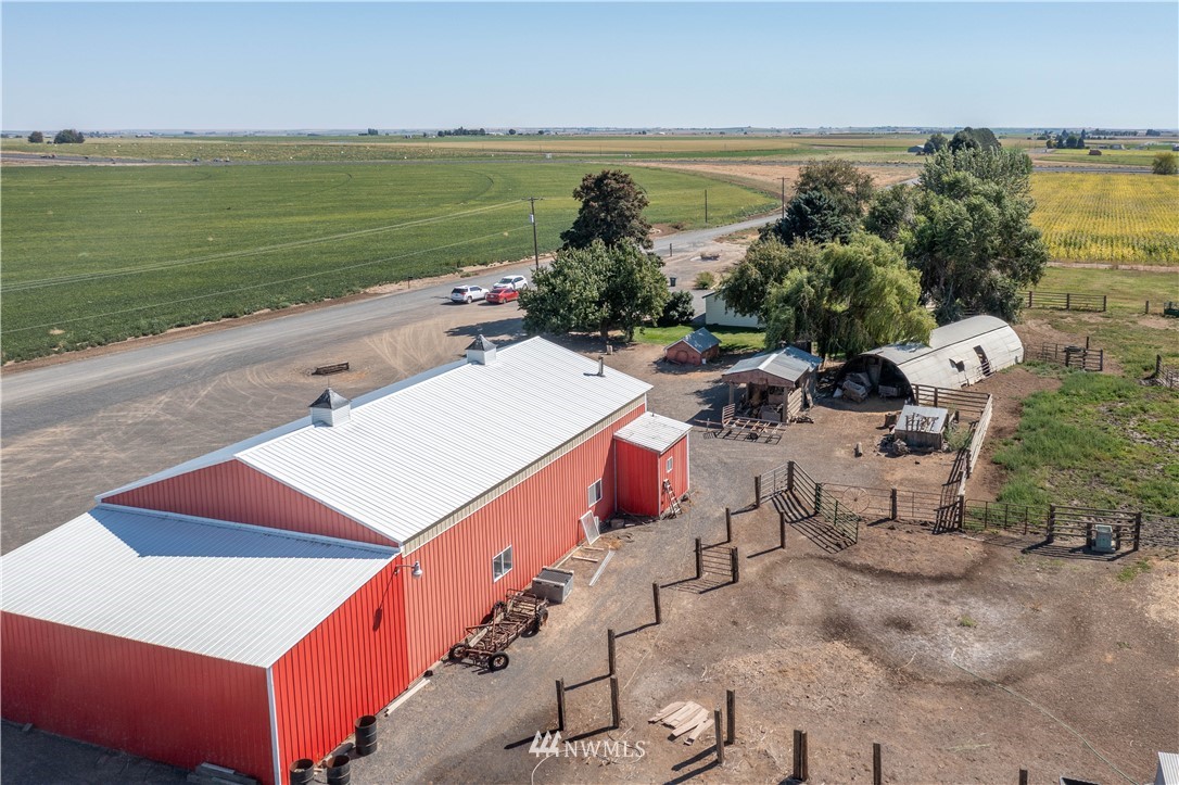 512 Rd P Northeast Moses Lake, WA 98837 - Photo 27 of 39 a view of a terrace with lawn chairs