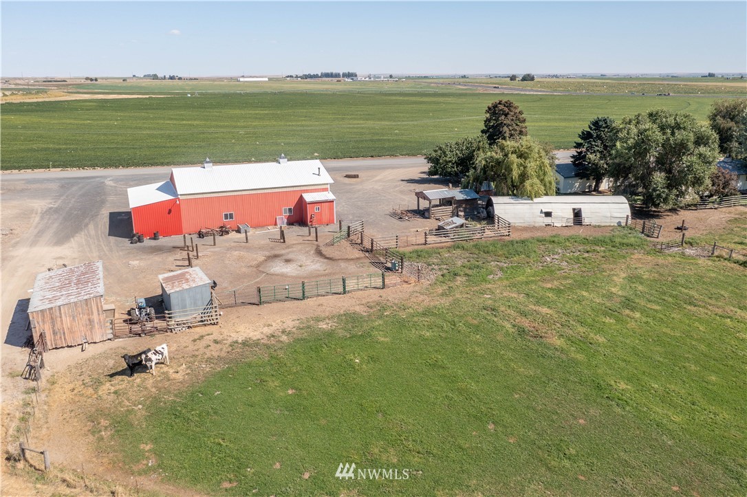 512 Rd P Northeast Moses Lake, WA 98837 - Photo 28 of 39 a terrace with outdoor seating and city view