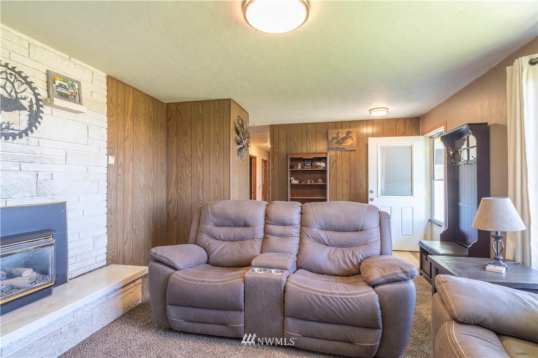 512 Rd P Northeast Moses Lake, WA 98837 - Photo 4 of 39 a living room with furniture