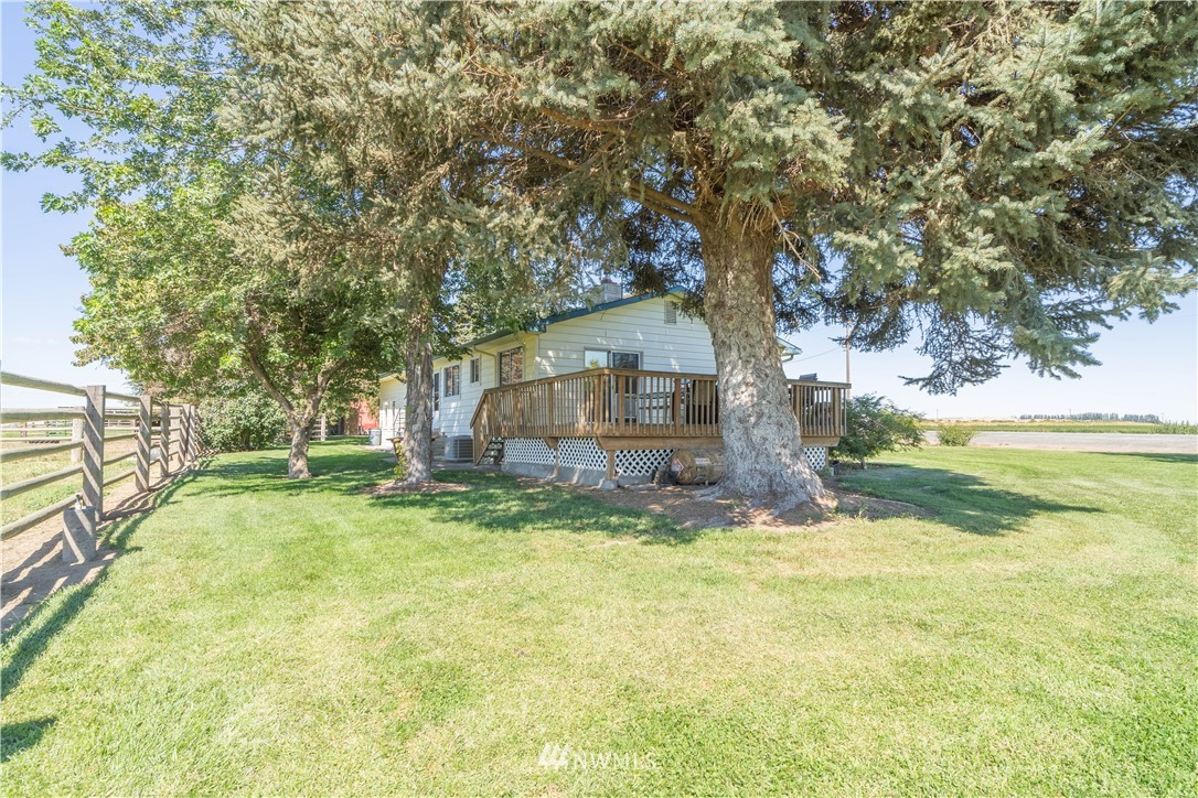 512 Rd P Northeast Moses Lake, WA 98837 - Photo 32 of 39 a backyard of house with green space