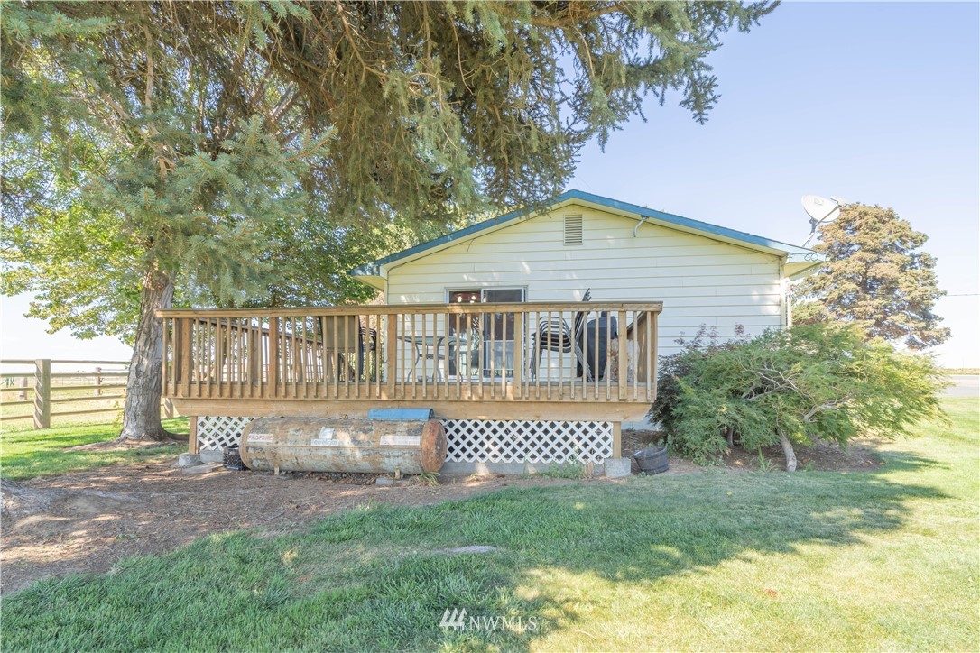 512 Rd P Northeast Moses Lake, WA 98837 - Photo 33 of 39 a front view of a house with a yard and fence