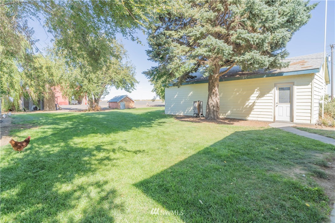 512 Rd P Northeast Moses Lake, WA 98837 - Photo 34 of 39 a view of swimming pool with a yard