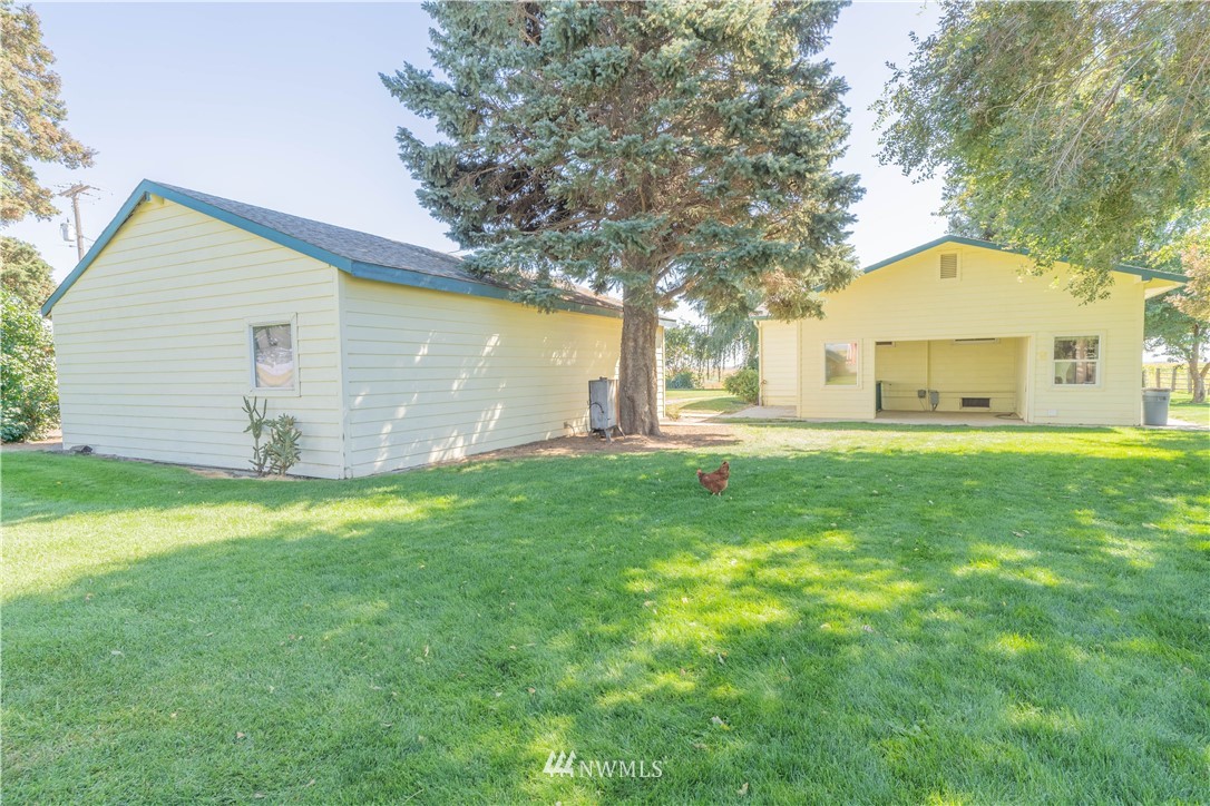 512 Rd P Northeast Moses Lake, WA 98837 - Photo 35 of 39 a front view of house with yard and green space