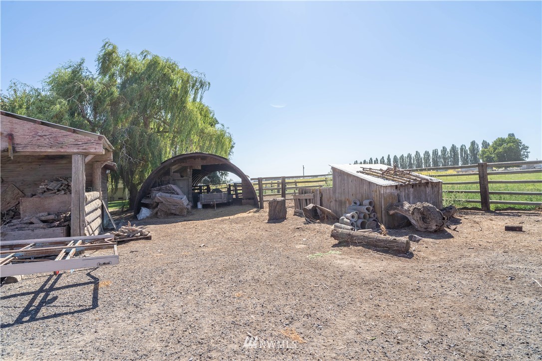 512 Rd P Northeast Moses Lake, WA 98837 - Photo 36 of 39 a view of a patio with a table and chairs