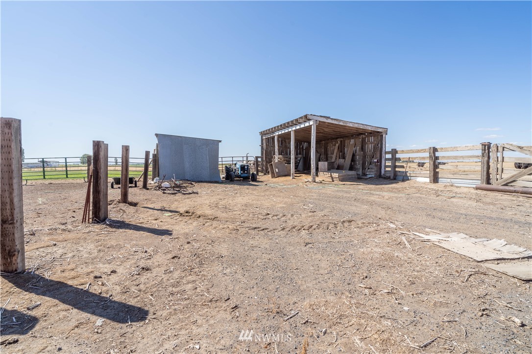 512 Rd P Northeast Moses Lake, WA 98837 - Photo 37 of 39 a view of a house with a patio