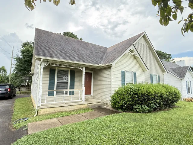 a view of front of a house with a yard