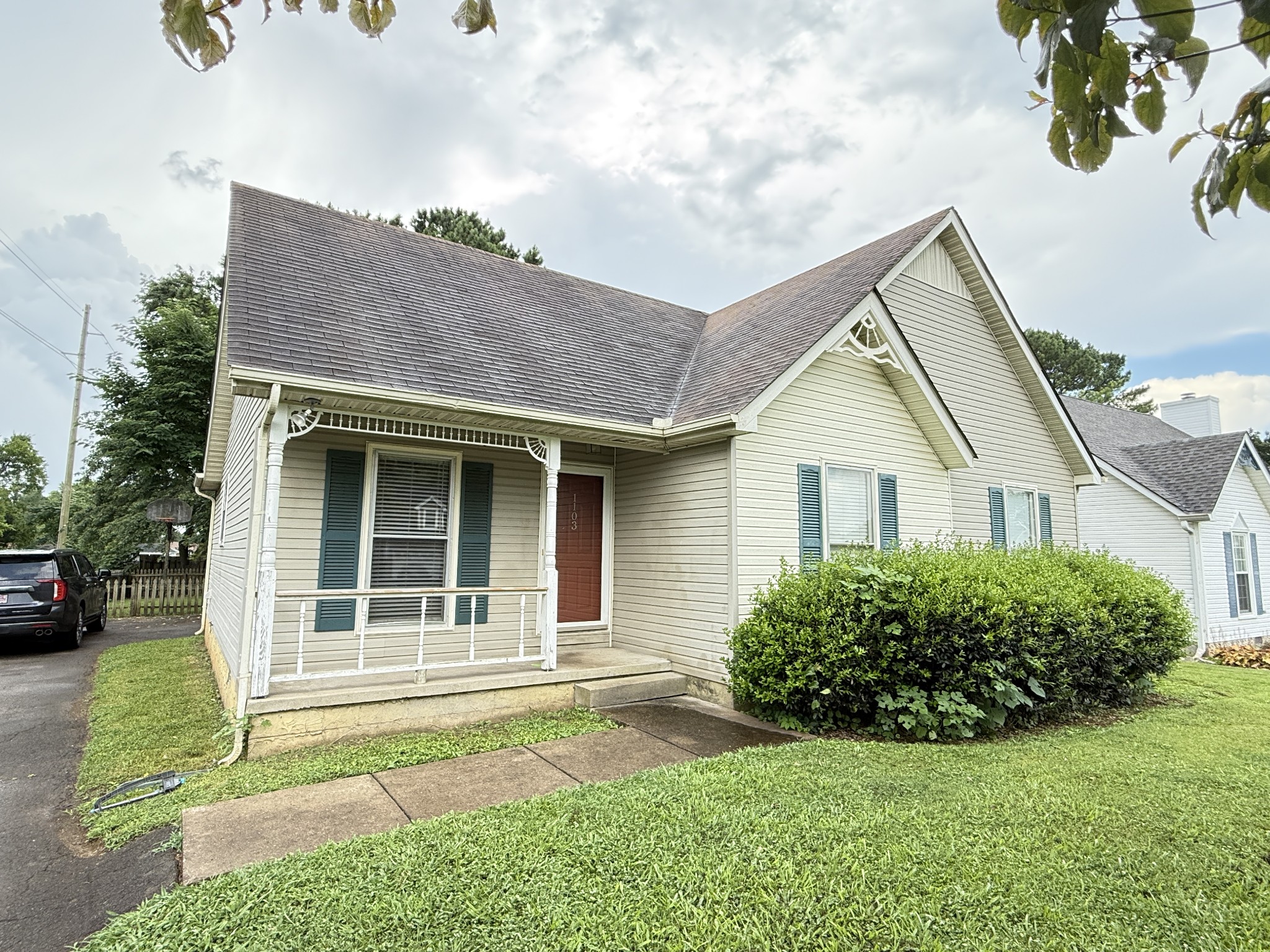 a view of front of a house with a yard