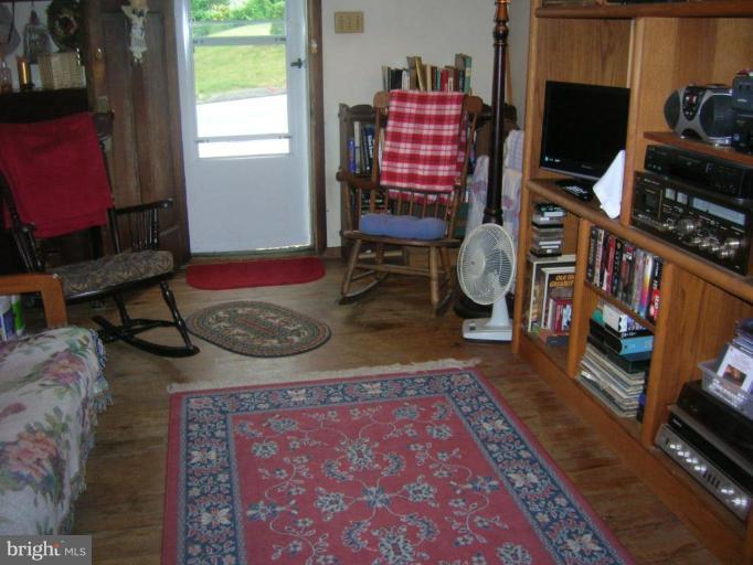 4411 Spring Avenue Halethorpe, MD 21227 - Photo 5 of 10 Living Room