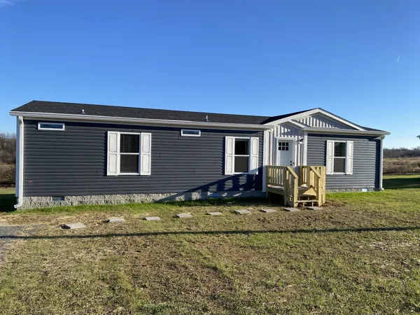 a view of a house with backyard