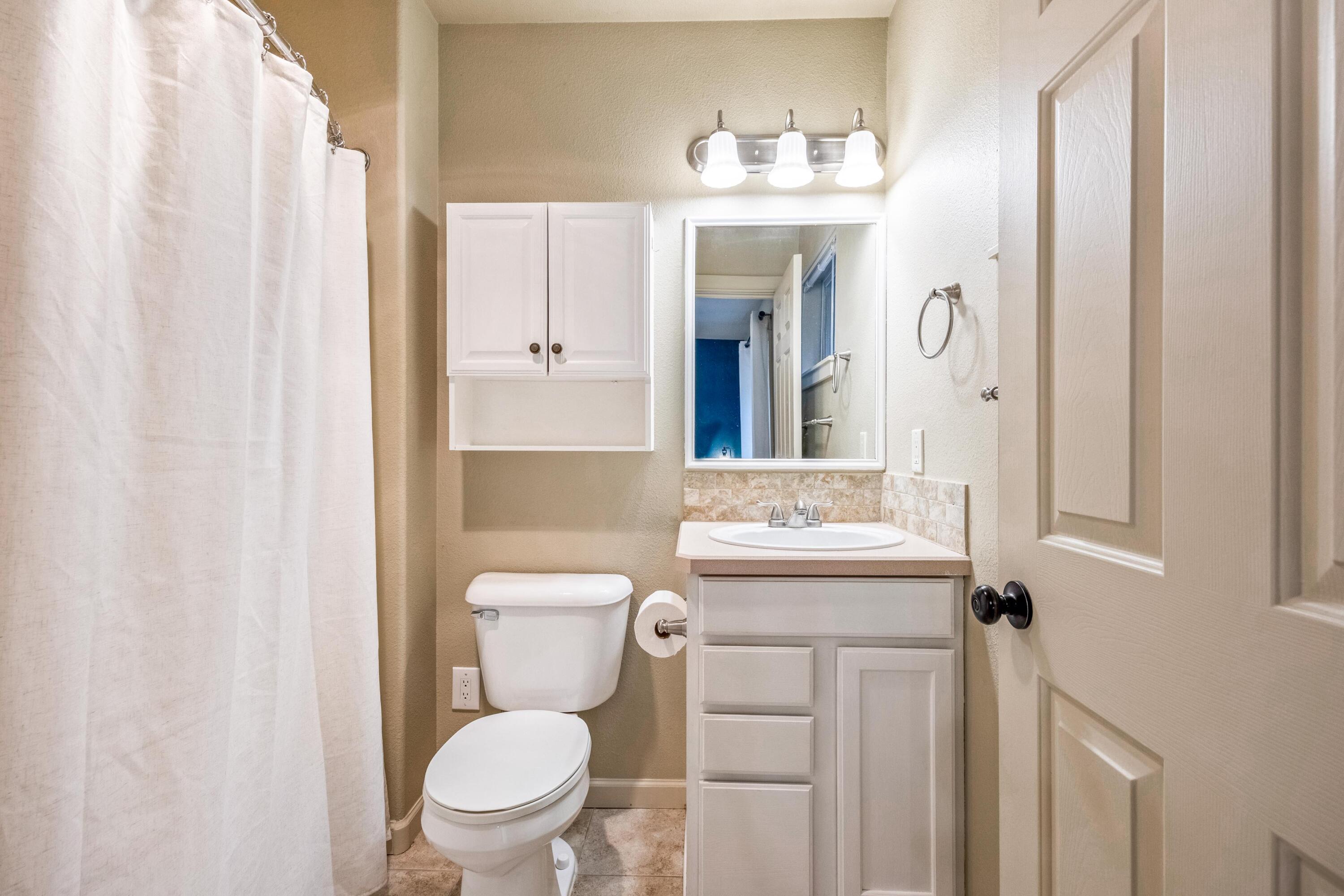 16983 Jacinto Road Bend, OR 97707 - Photo 12 of 29 a bathroom with a toilet a sink and mirror