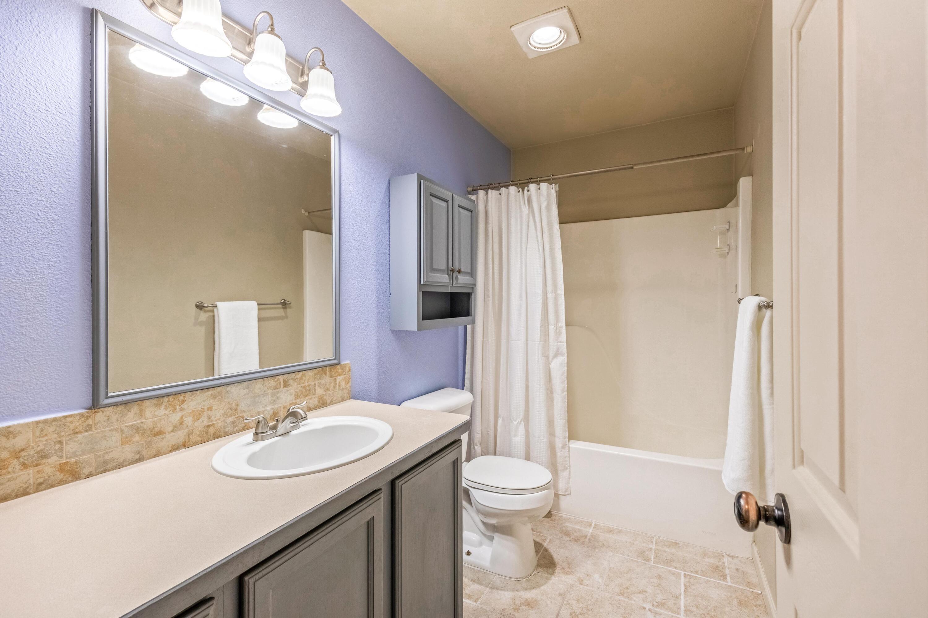 16983 Jacinto Road Bend, OR 97707 - Photo 14 of 29 a bathroom with a sink toilet a mirror and shower