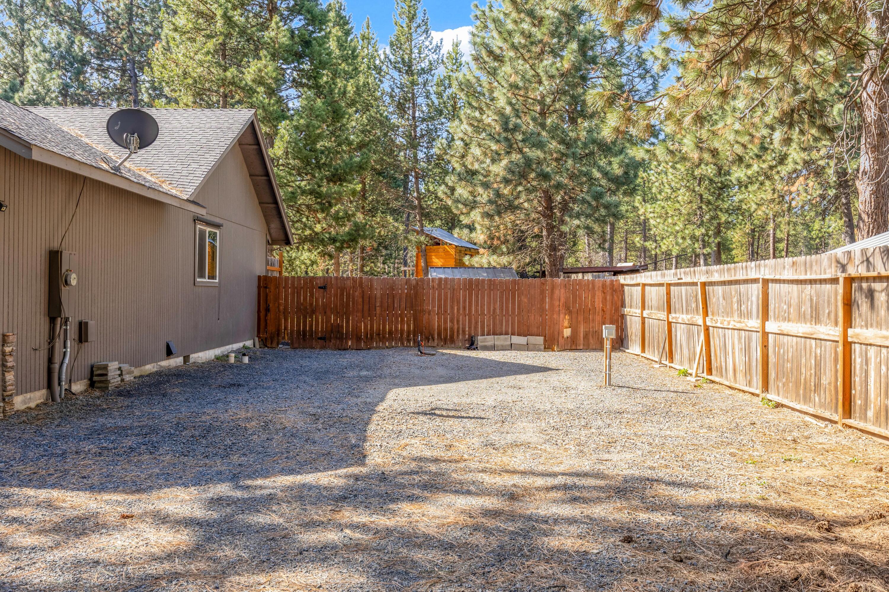 16983 Jacinto Road Bend, OR 97707 - Photo 25 of 29 a backyard of a house