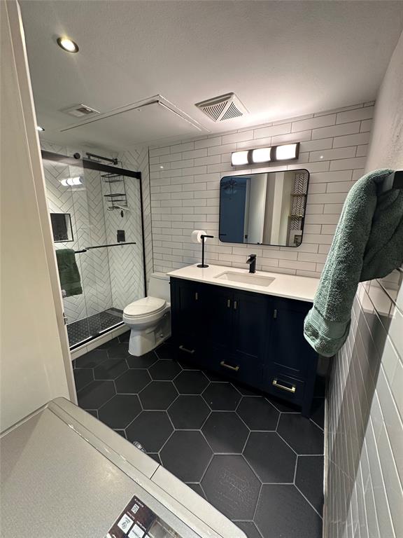 18333 Roehampton Drive, Unit 1524 Dallas, TX 75252 - Photo 16 of 21 a bathroom with a toilet sink and mirror