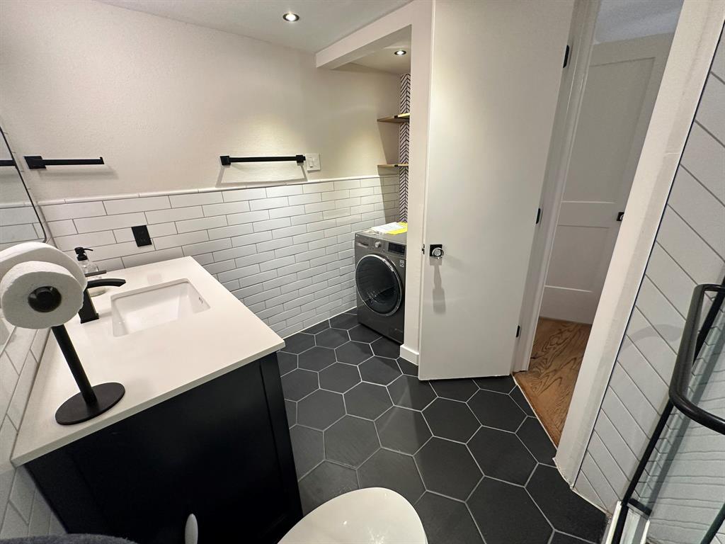 18333 Roehampton Drive, Unit 1524 Dallas, TX 75252 - Photo 6 of 21 a bathroom with a sink and a mirror