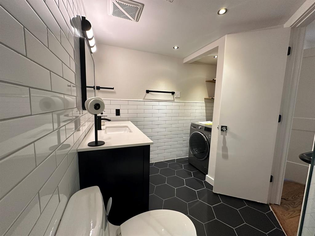 18333 Roehampton Drive, Unit 1524 Dallas, TX 75252 - Photo 7 of 21 a bathroom with a sink toilet and mirror