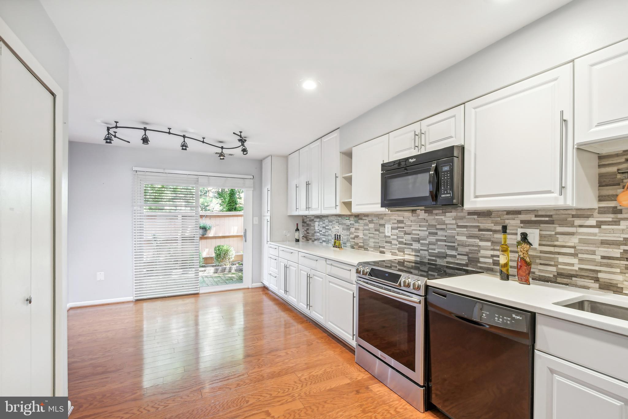 2005 Approach Lane Reston, VA 20191 - Photo 4 of 35 Gallery Image 4