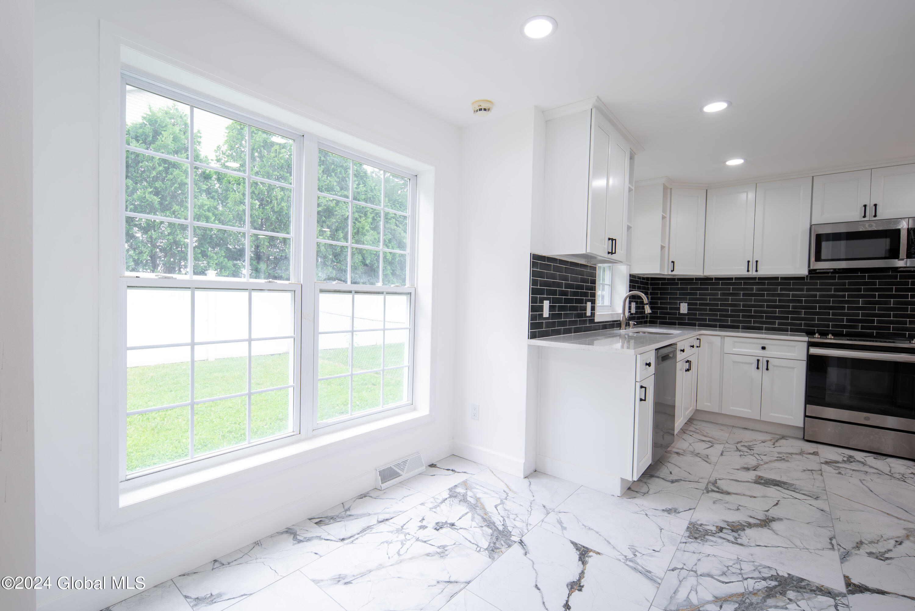 2285 Troy Schenectady Road Niskayuna, NY 12309 - Photo 13 of 67 012