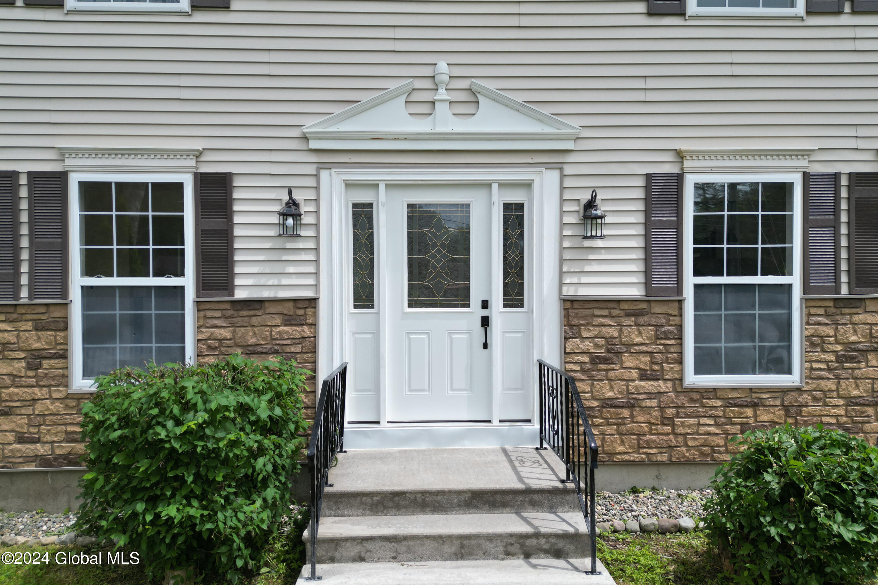 2285 Troy Schenectady Road Niskayuna, NY 12309 - Photo 3 of 67 002