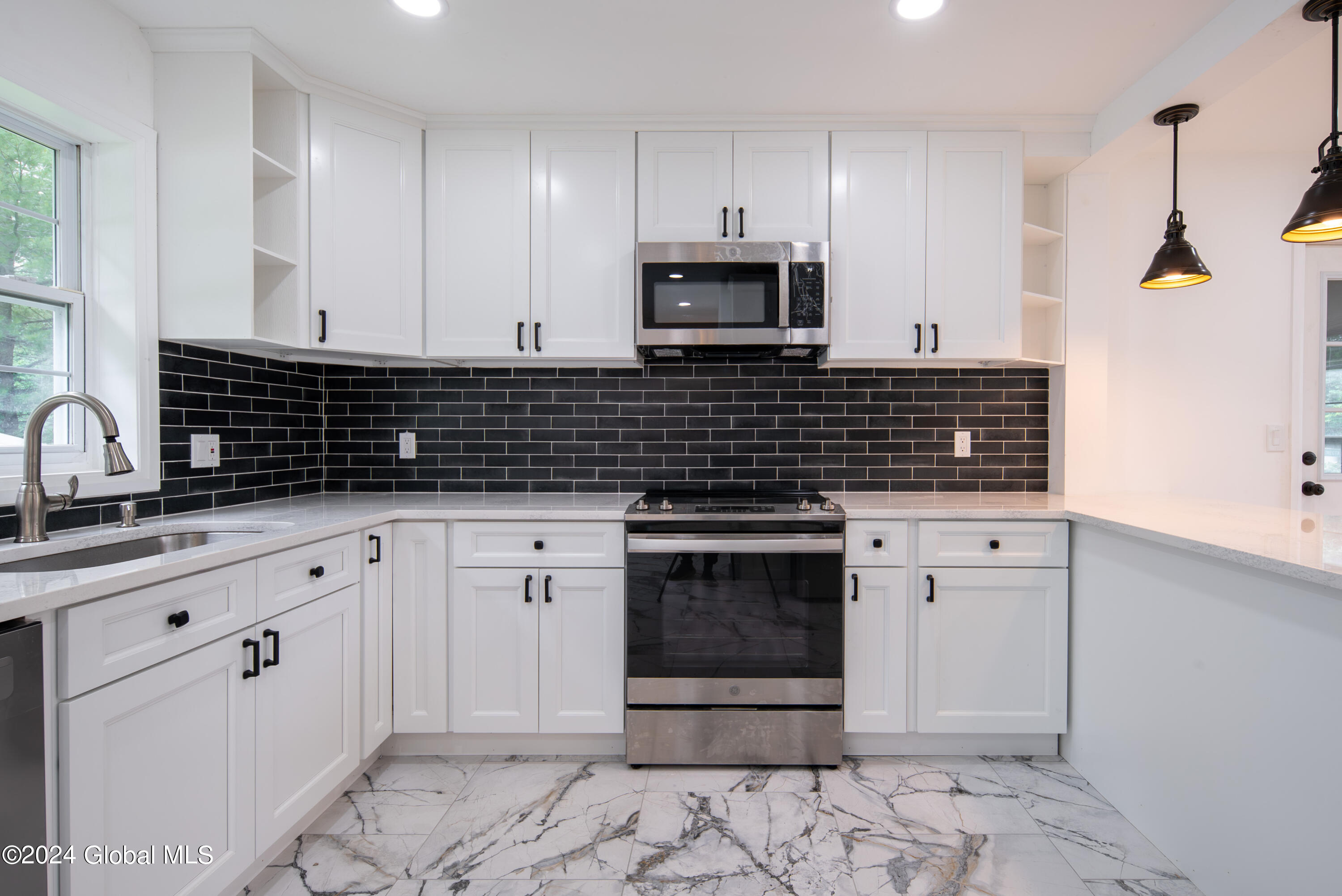 2285 Troy Schenectady Road Niskayuna, NY 12309 - Photo 4 of 67 003