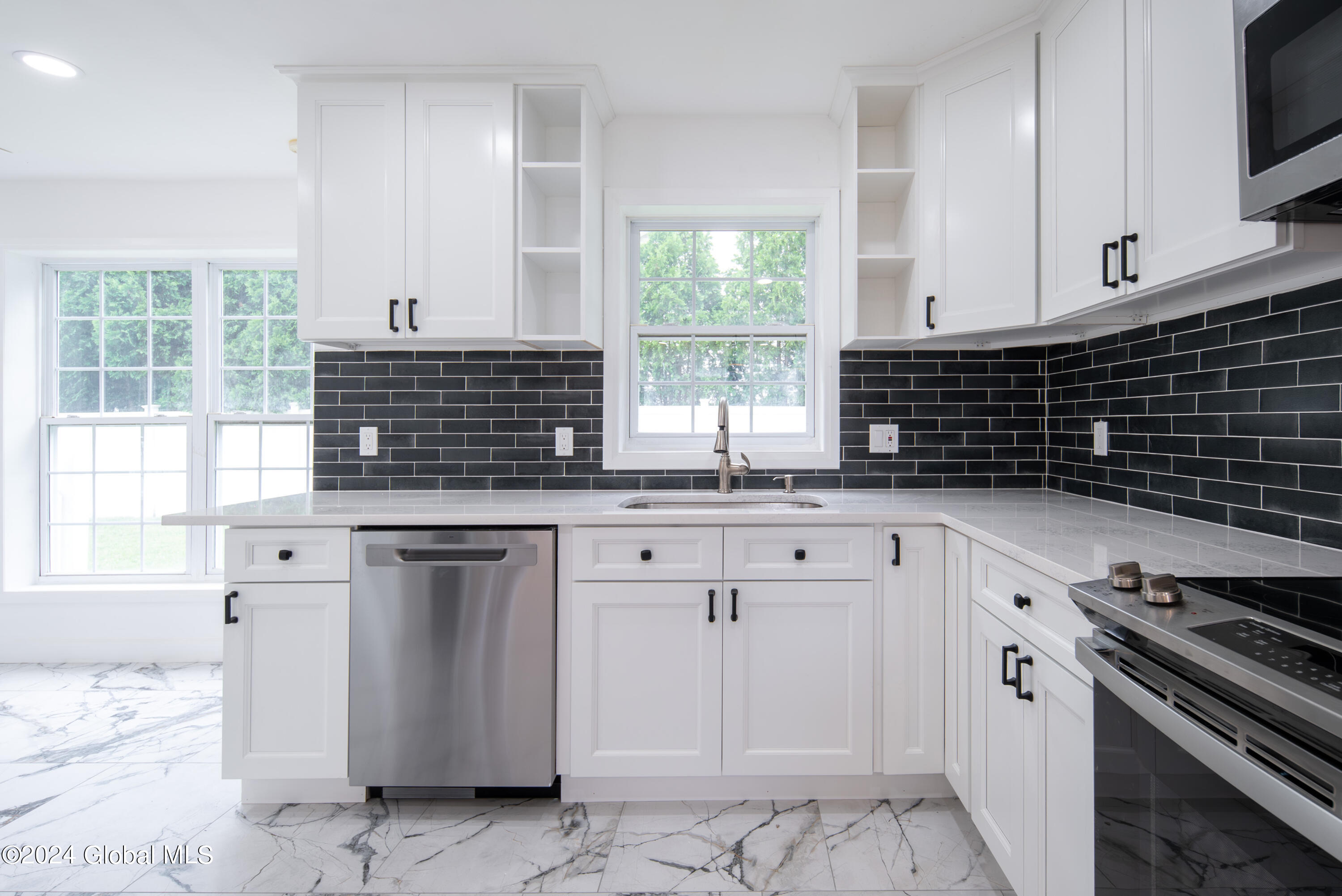 2285 Troy Schenectady Road Niskayuna, NY 12309 - Photo 5 of 67 004