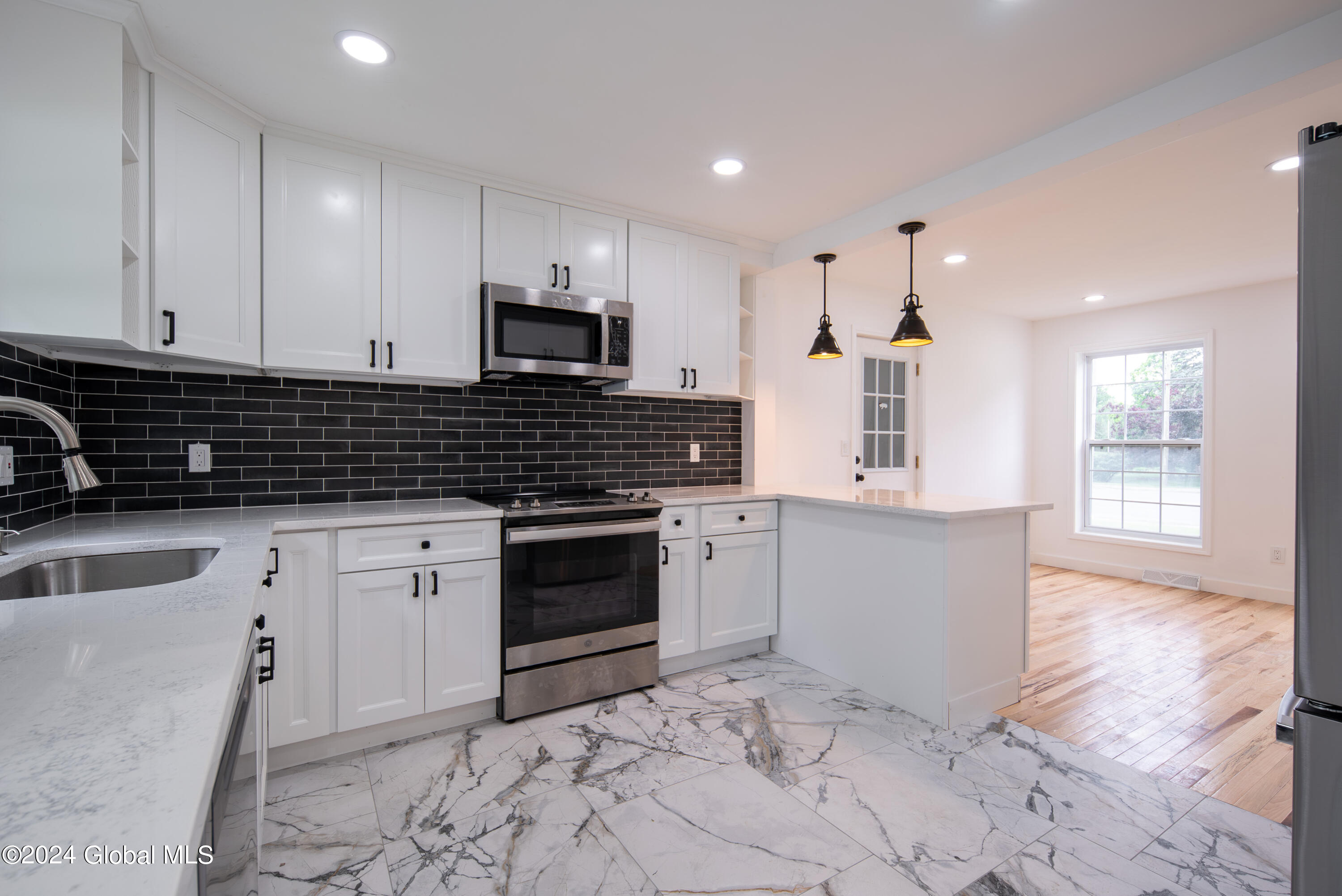 2285 Troy Schenectady Road Niskayuna, NY 12309 - Photo 7 of 67 006
