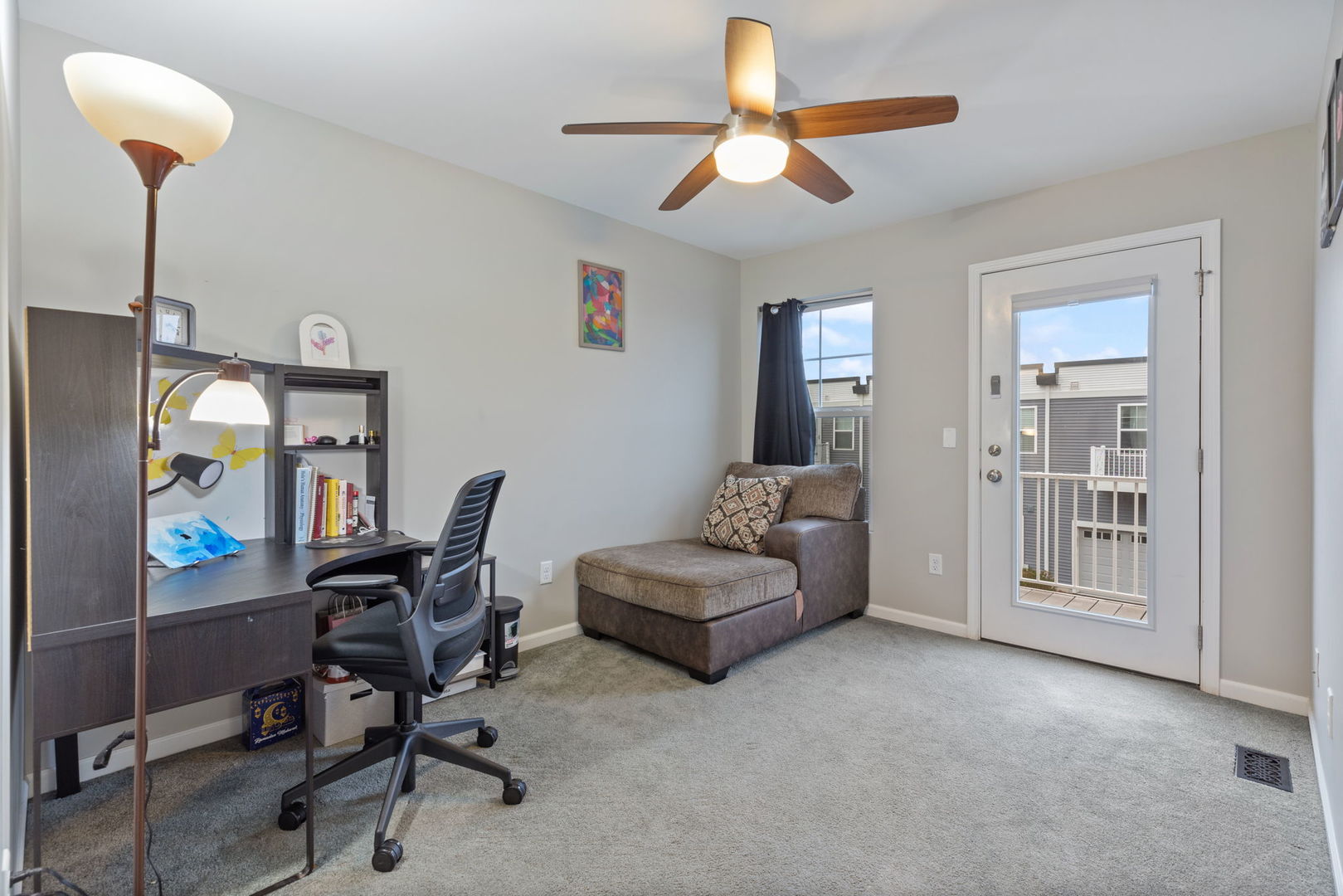 993 Times Square Drive Aurora, IL 60504 - Photo 17 of 26 a living room with furniture