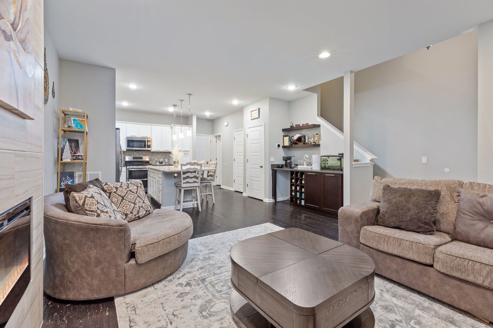 993 Times Square Drive Aurora, IL 60504 - Photo 5 of 26 a living room with furniture and kitchen view