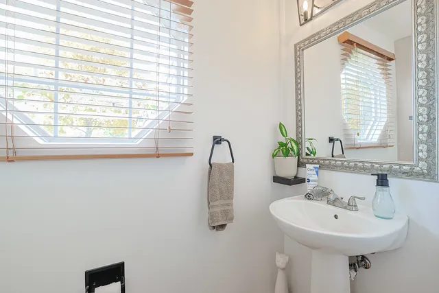 $380,000 | 7 Michael Court, Lake In The Hills, IL 60156