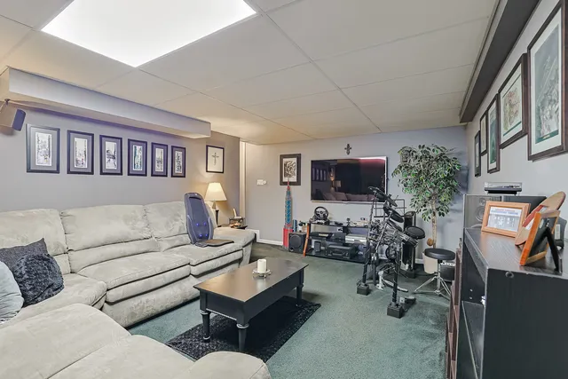 $380,000 | 7 Michael Court, Lake In The Hills, IL 60156