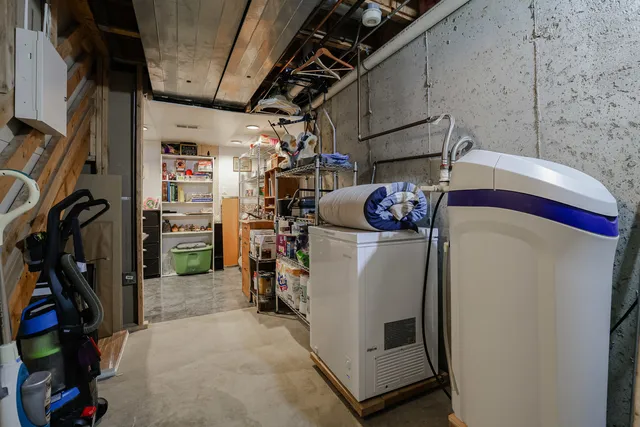 $380,000 | 7 Michael Court, Lake In The Hills, IL 60156