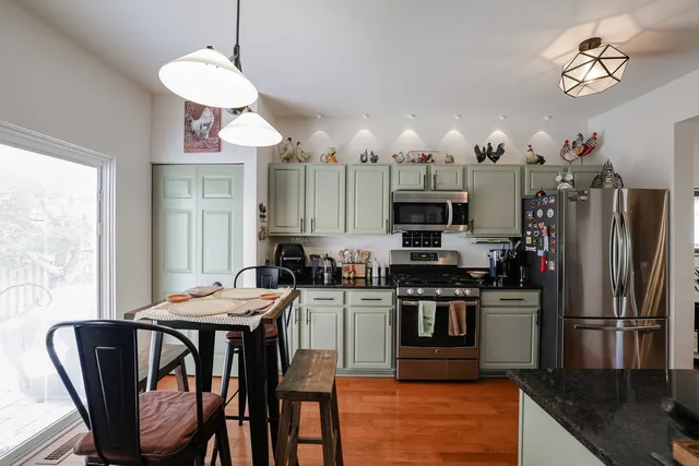 $380,000 | 7 Michael Court, Lake In The Hills, IL 60156